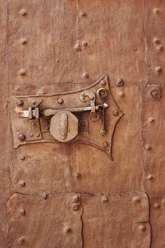 The gate door of old castle - image #187893 gratis